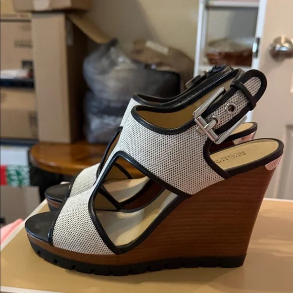 NWT Michael Kors Gillian Black and Cream Canvas Wedges - Picture 4 of 10